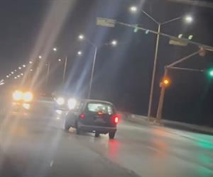 Provoca infractor riesgo en libramiento al circular en reversa