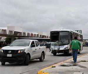 Chofer impacta autobús tras sufrir un problema de salud
