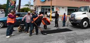 Llega bacheo a la Nacozari, Del Periodista y Las Palmas