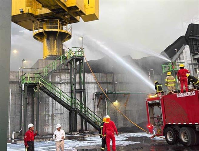 Reportan control de incendio en Refinería Olmeca