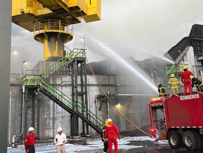 Reportan control de incendio en Refinería Olmeca