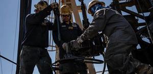 Producción récord de petróleo ayuda a estabilizar suministro