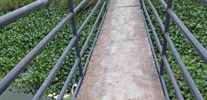 Urgente reparación de puente peatonal