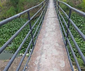 Urgente reparación de puente peatonal