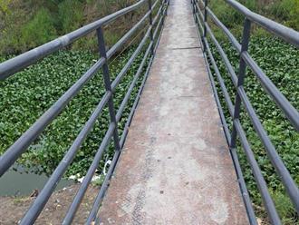 Urgente reparación de puente peatonal