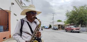 El saxofón que lleva música y esperanza