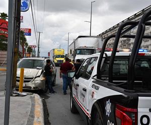 Choque entre tráiler y camioneta