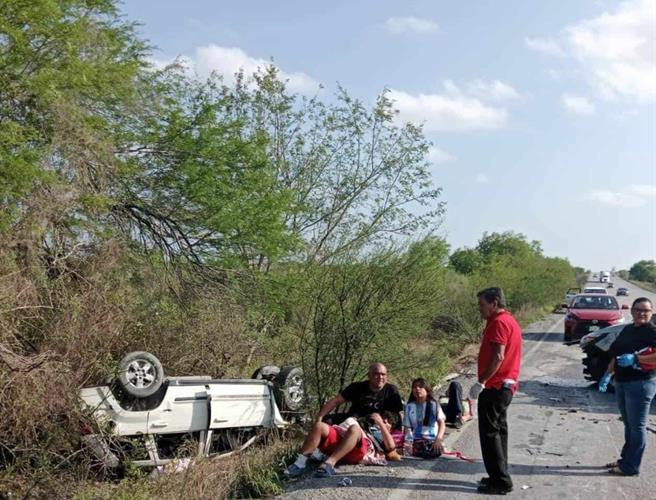 Familia de Reynosa herida en volcadura