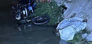 Fallece motociclista al chocar con puente