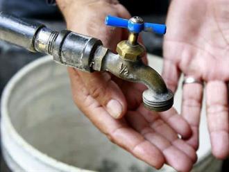 Condicionan el agua y chocan con la Ley