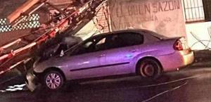 Vientos derriban antena y postes en Reynosa