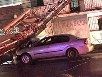 Vientos derriban antena y postes en Reynosa