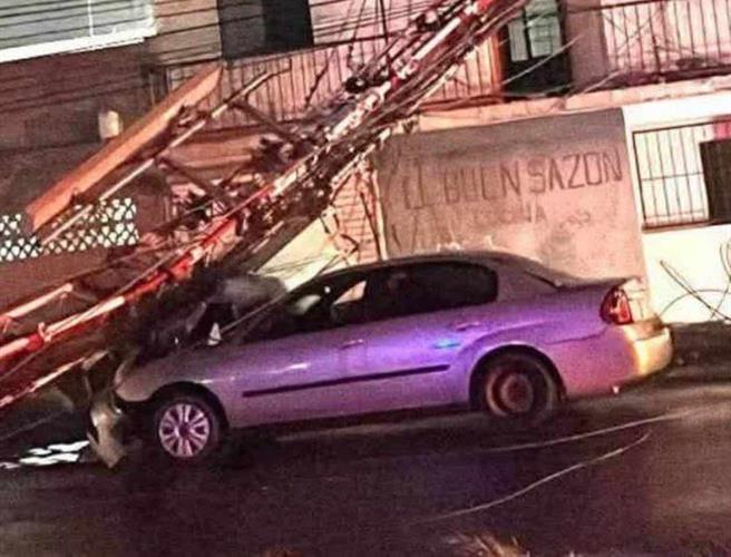 Vientos derriban antena y postes en Reynosa