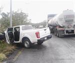 Choque entre 3 vehículos deja lesionados y provoca volcadura