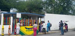 Directora desacata orden  y frena regreso de maestra