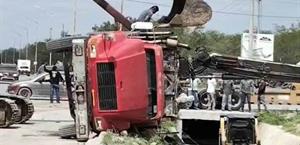 Vuelca grúa y causa daños en Balcones de Alcalá
