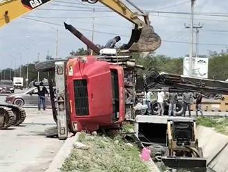 Vuelca grúa y causa daños en Balcones de Alcalá