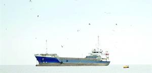 Trump amenaza con destruir buques iraníes en Ormuz