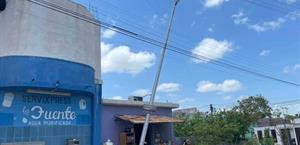 Advierten los vecinos por riesgo de poste inclinado