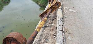 Se desploma vetusto barandal sobre el dren