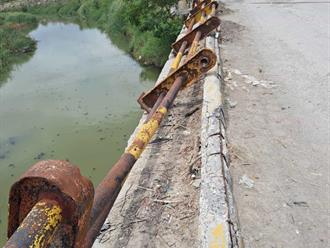 Se desploma vetusto barandal sobre el dren