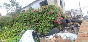 Convierten en basurero ilegal casa abandonada