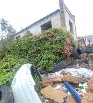 Convierten en basurero ilegal casa abandonada