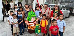  Cumple 90 años y celebra al estilo de El Chavo del 8