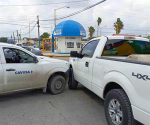 Omite alto y provoca cuádruple choque