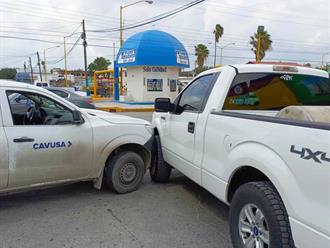 Omite alto y provoca cuádruple choque