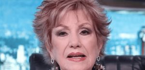 Maxine Woodside posa desnuda por primera vez a los 77 años