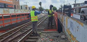 Cierran carril en paso a desnivel por labores de soldadura