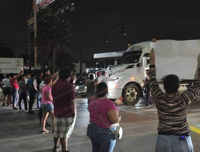 Colectivo bloquea carretera por desaparición de menor