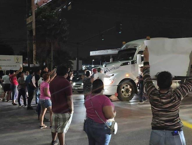 Colectivo bloquea carretera por desaparición de menor