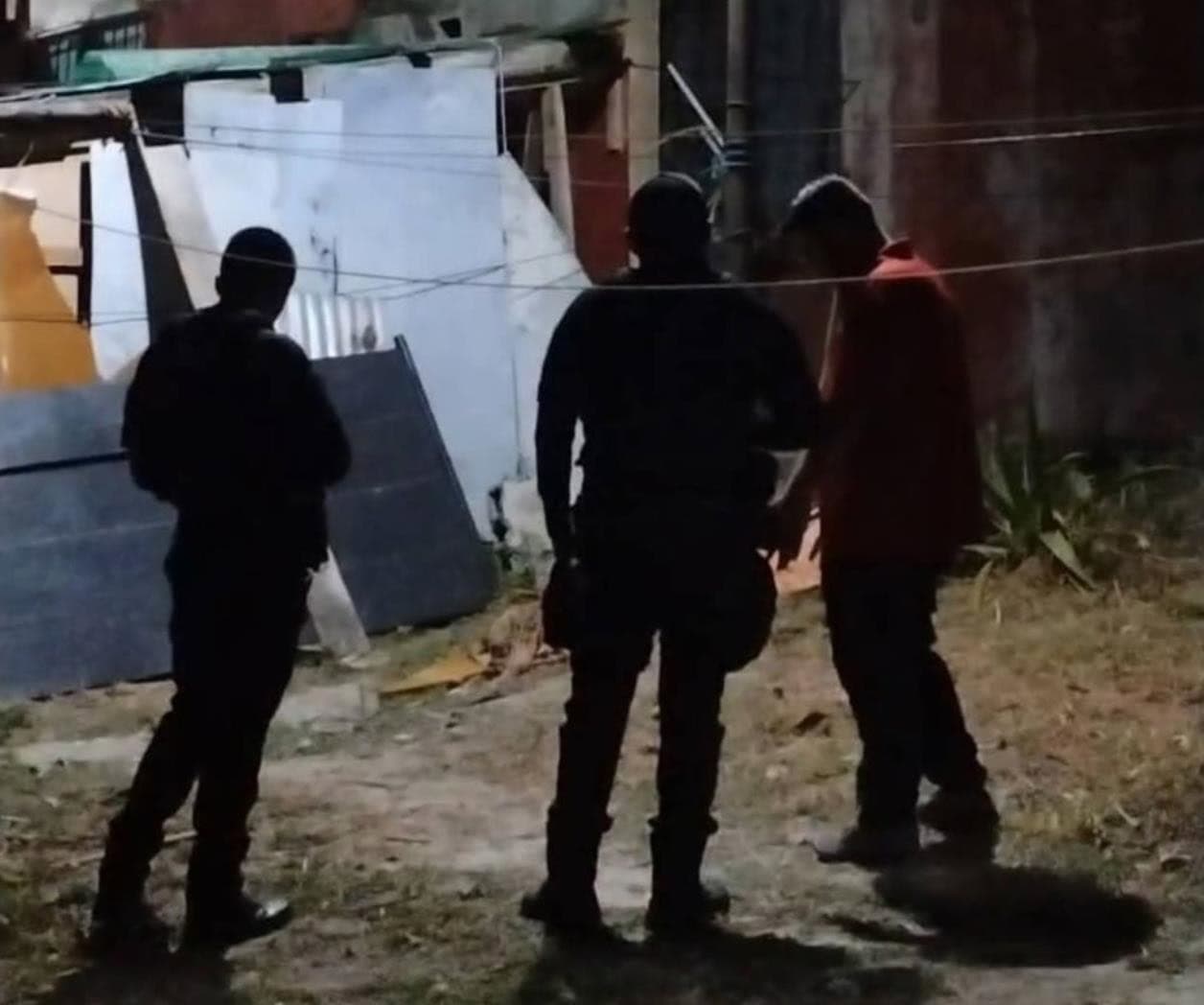 Muere mujer tras caída de edificio