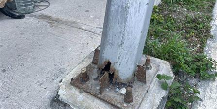 Poste en mal estado y visiblemente inclinado mantiene en alerta a vecinos del fraccionamiento Hacienda del Sol