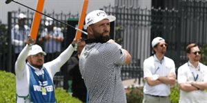 Jon Rahm se recupera y toma el liderato en el LIV Golf México