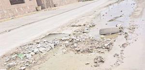 Socavón pone en riesgo a conductores y peatones