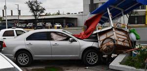 Carro impacta puesto de tacos
