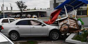 Carro impacta puesto de tacos