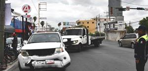 Automovilista provoca choque  al realizar una vuelta prohibida