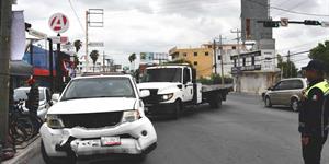 Automovilista provoca choque  al realizar una vuelta prohibida