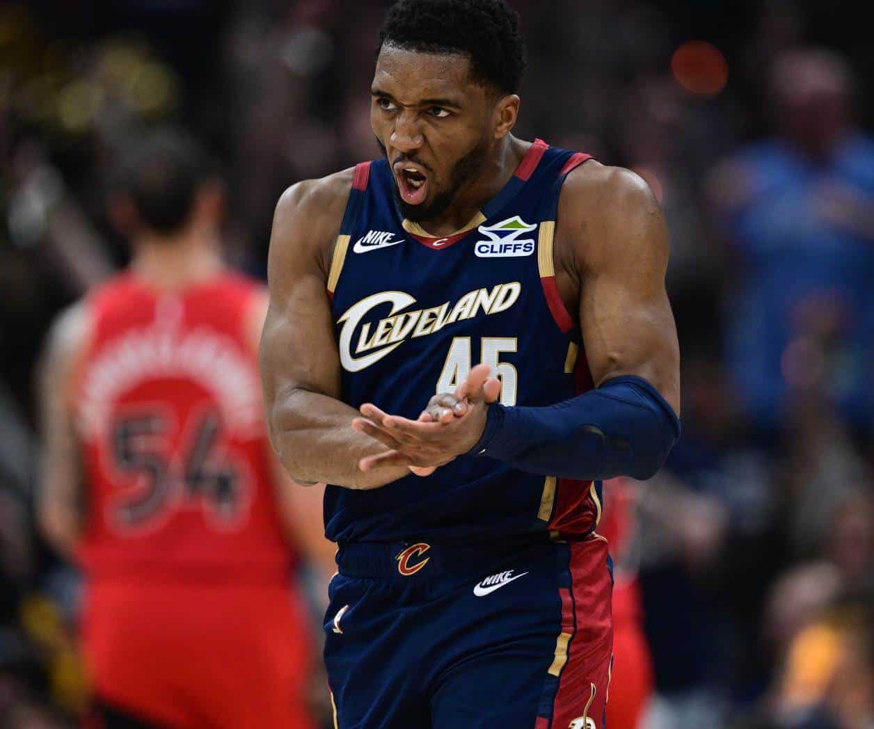 Mitchell anota 32 y Cavaliers ganan