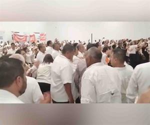 Maestros de Victoria pelean durante visita de lider del SNTE