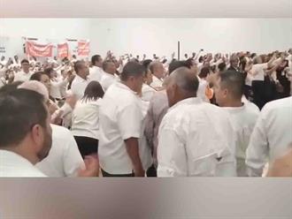 Maestros de Victoria pelean durante visita de lider del SNTE