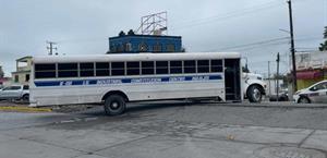 Autobús se queda sin diésel en plena vía del tren