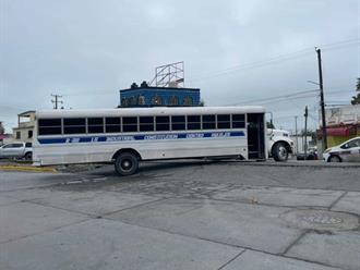 Autobús se queda sin diésel en plena vía del tren