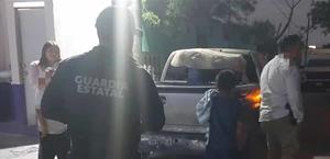 Encuentran a niño solo bajo la lluvia