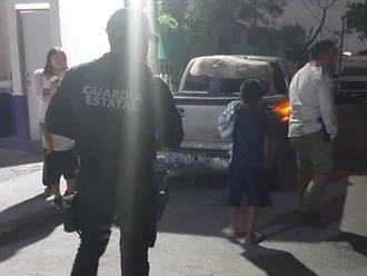 Encuentran a niño solo bajo la lluvia