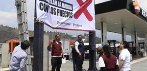 Alertan con lonas  por gasolinas caras